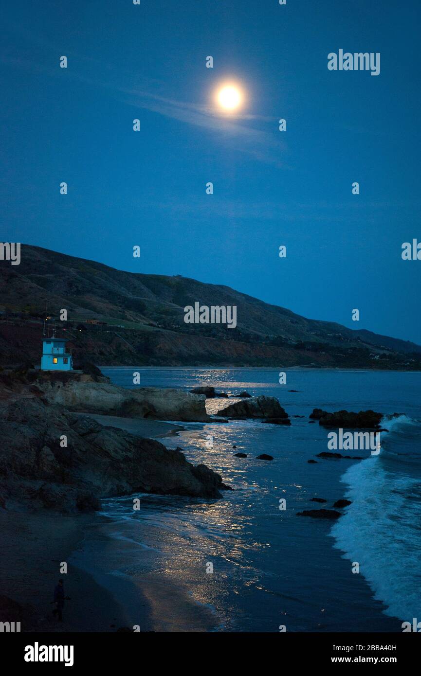 Vollmond steigt über den Pazifischen Ozean entlang der Küste des südlichen Claifornia bei Malibu. Stockfoto