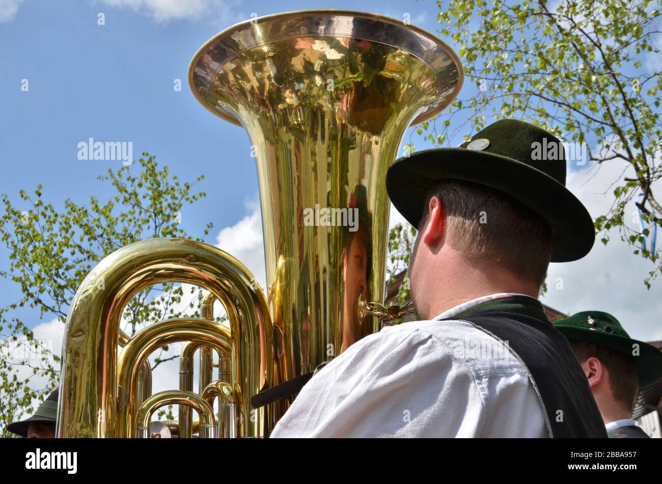 Die traditionelle deutsche Volksmusik wird von Blasgeräten wie Trompete, Tuba und Posaune dominiert. Stockfoto