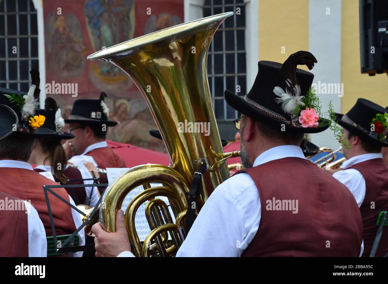 Die traditionelle deutsche Volksmusik wird von Blasgeräten wie Trompete, Tuba und Posaune dominiert. Stockfoto
