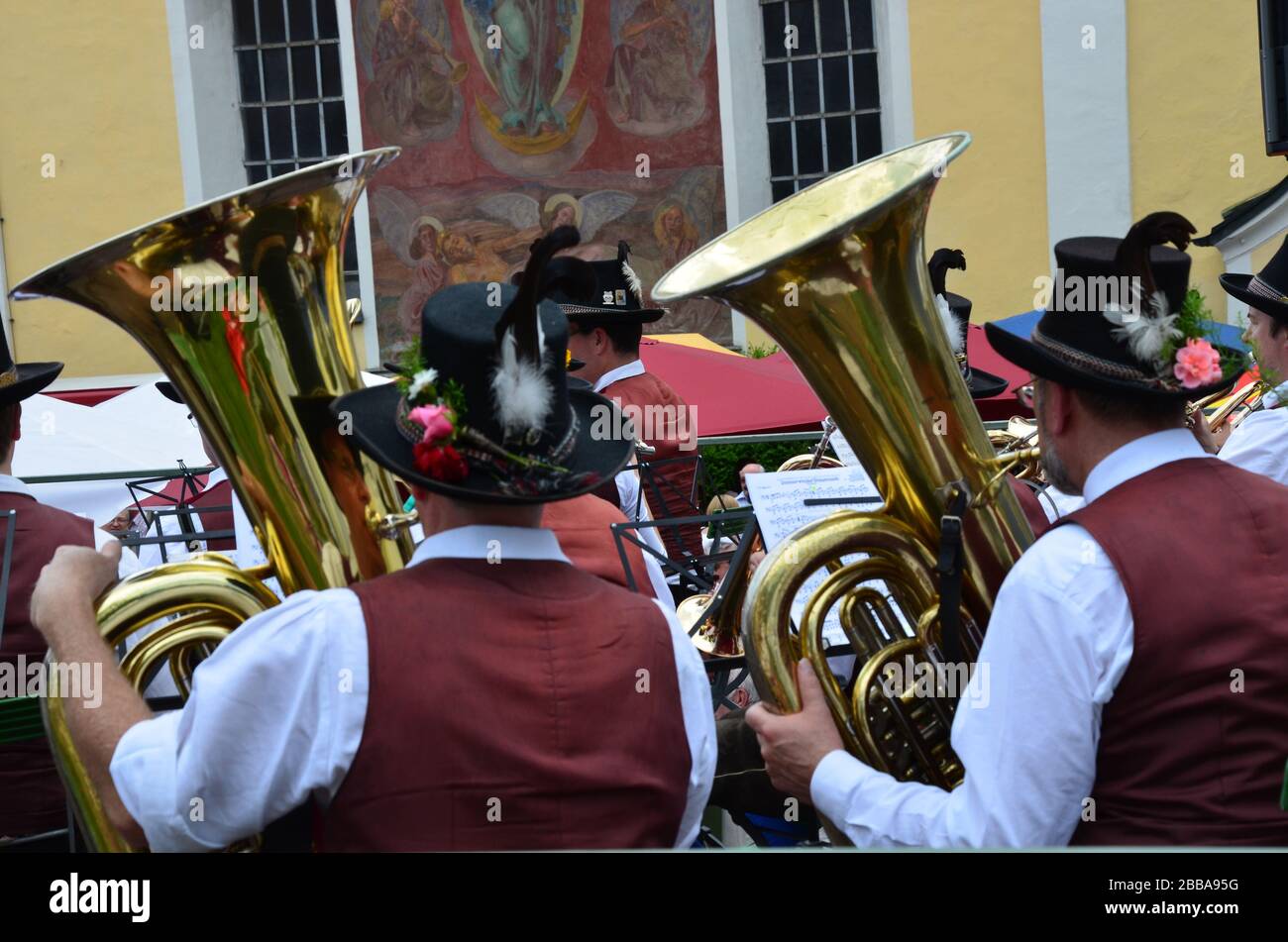 Die traditionelle deutsche Volksmusik wird von Blasgeräten wie Trompete, Tuba und Posaune dominiert. Stockfoto