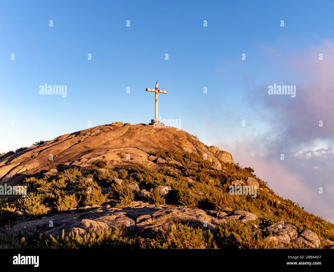 Überqueren Sie den Bandeira Peak, den Caparao-Nationalpark Stockfoto