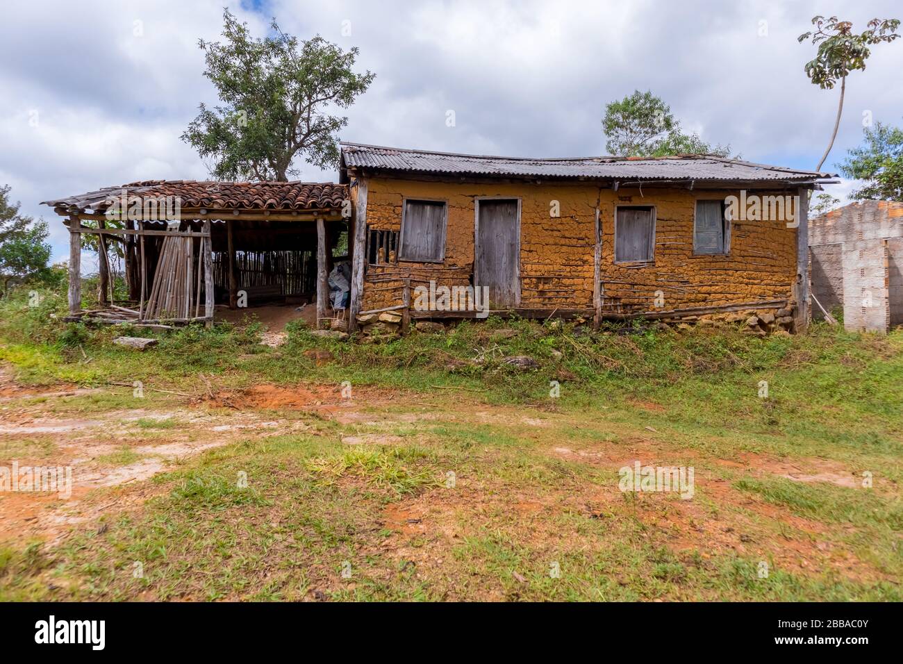 Altes Haus aus Holz und Ton, zur Lagerung genutzt Stockfoto