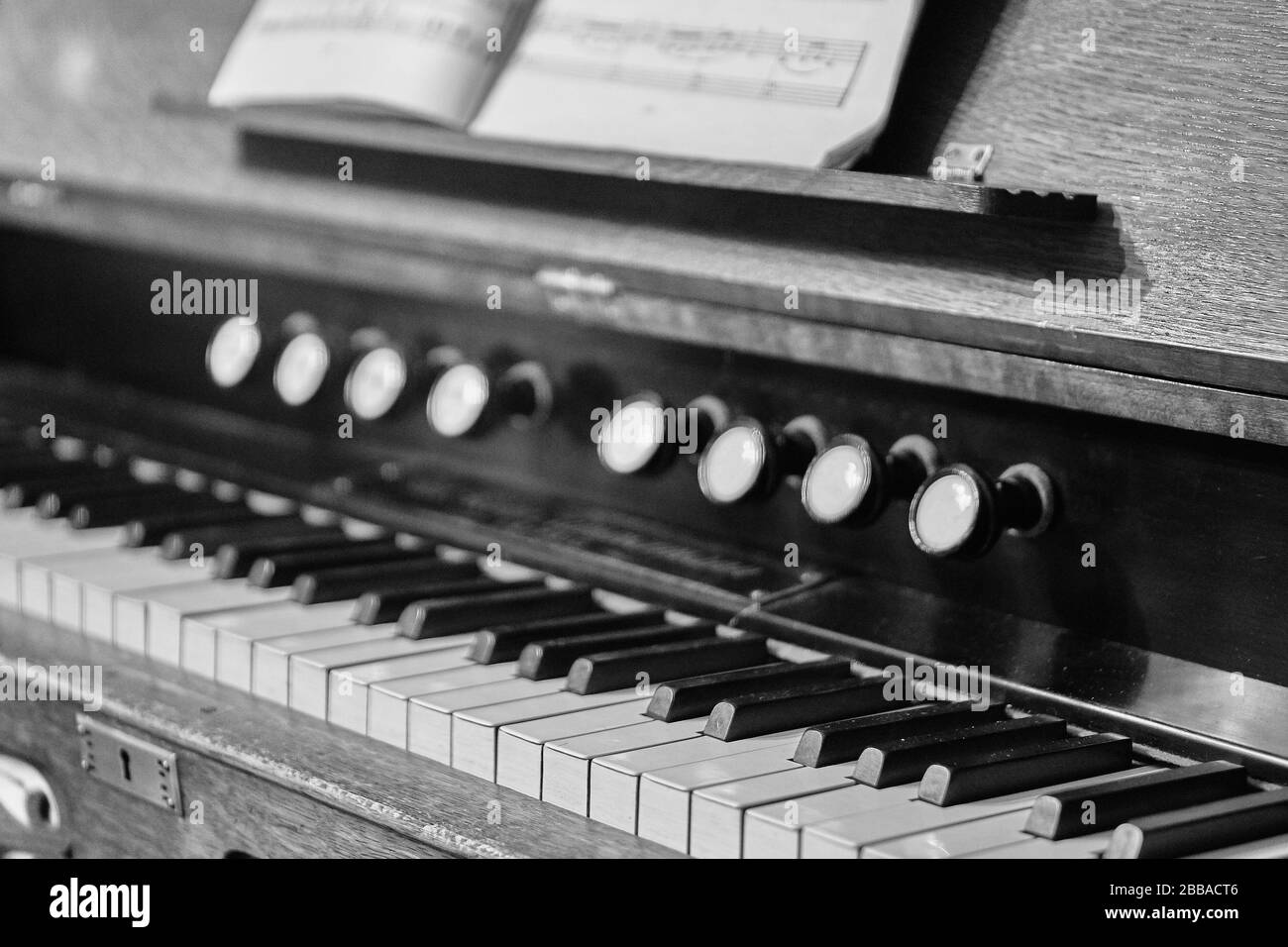 Altes schwarz-weißes Klavierfoto. Nahaufnahme. Rauschen. Stockfoto