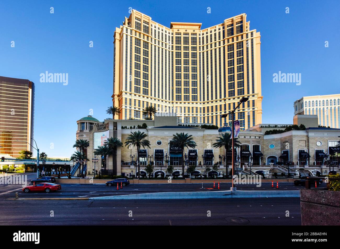 Eine Woche nach der Schließung in Las Vegas wegen Coronavirus ist der Strip ziemlich leer. Keine Menschen auf den Straßen und alles ist geschlossen. Stockfoto