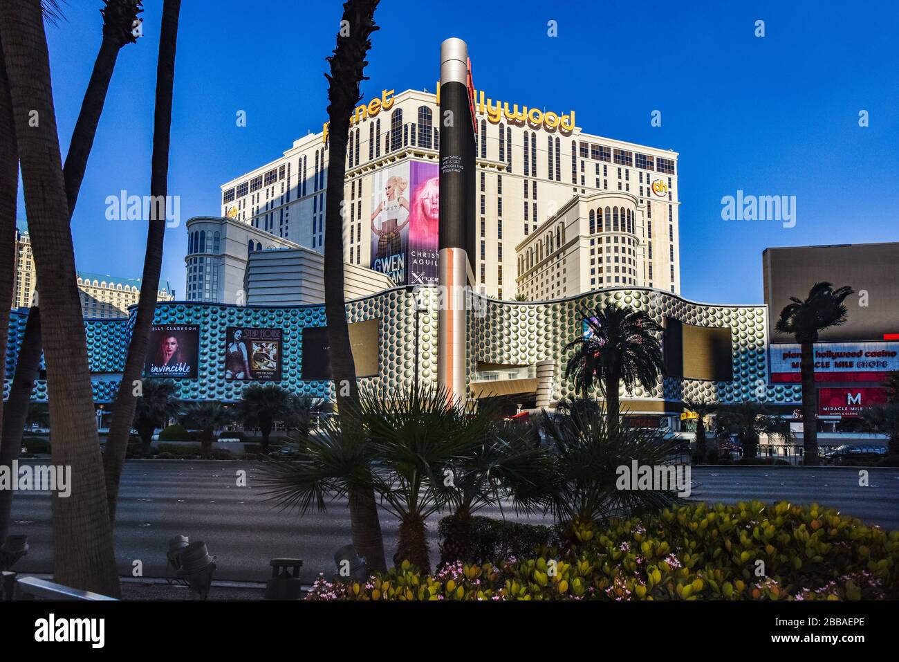 Eine Woche nach der Schließung in Las Vegas wegen Coronavirus ist der Strip ziemlich leer. Keine Menschen auf den Straßen und alles ist geschlossen. Stockfoto