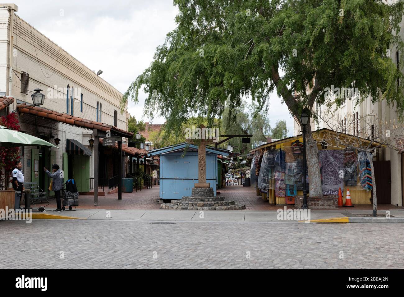 LOS ANGELES, CA/USA - 19. MÄRZ 2020: Leere Kaufmannsstände an der Olvera Street vor der staatlich verordneten Coronavirus-Quarantäne Stockfoto