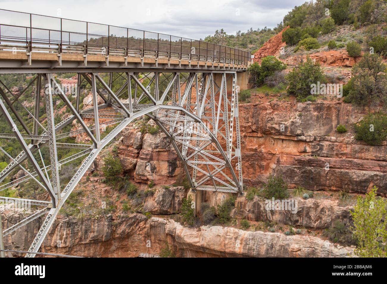 Diese 200 Fuß lange Stahlbogenbrücke wurde für den Rancher WW Midgley benannt und überspannt den Wilson Canyon. Es dient als Verbindung zwischen RT 79, die Phoenix verbindet, und Stockfoto