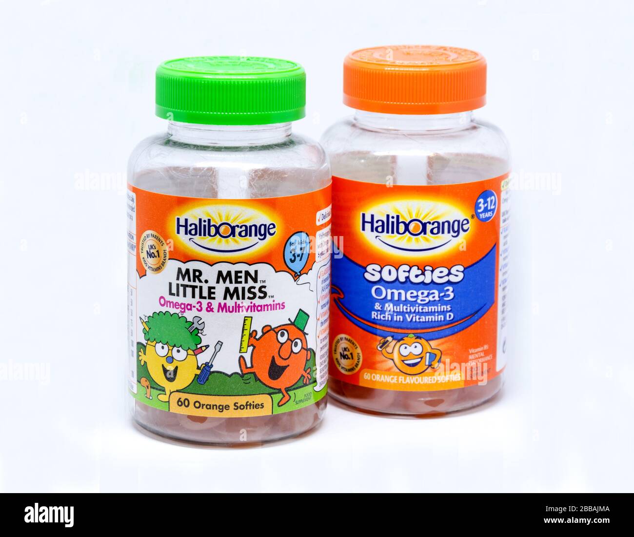 Chautbare Vitamine für Kinder in Plastikgefäßen von Halioborange. Bunte Gläser isoliert vor weißem Hintergrund. Stockfoto
