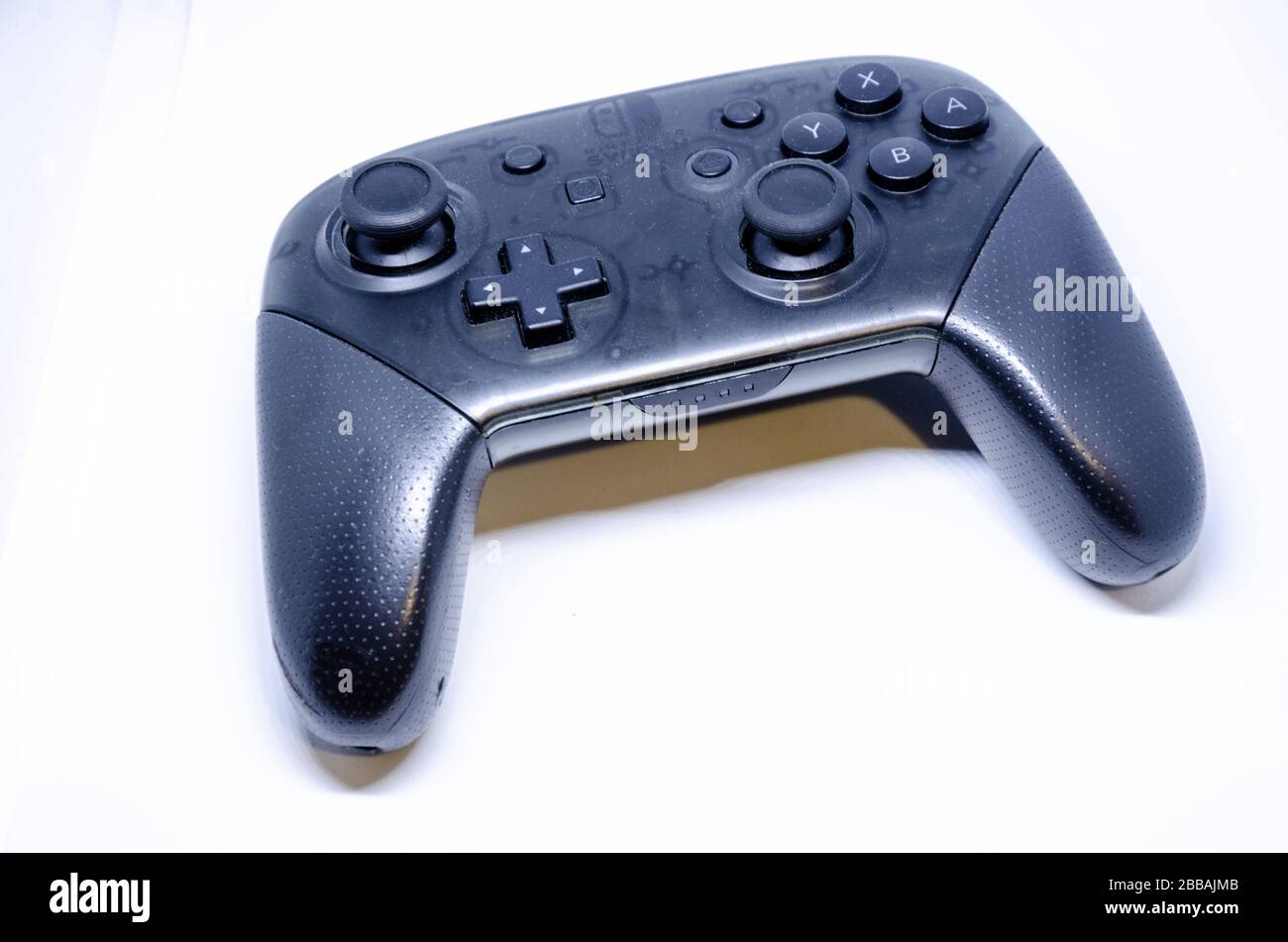 Ein Gaming-Controller für eine Nintendo Switch-Spielekonsole, isoliert auf weißem Hintergrund. Stockfoto