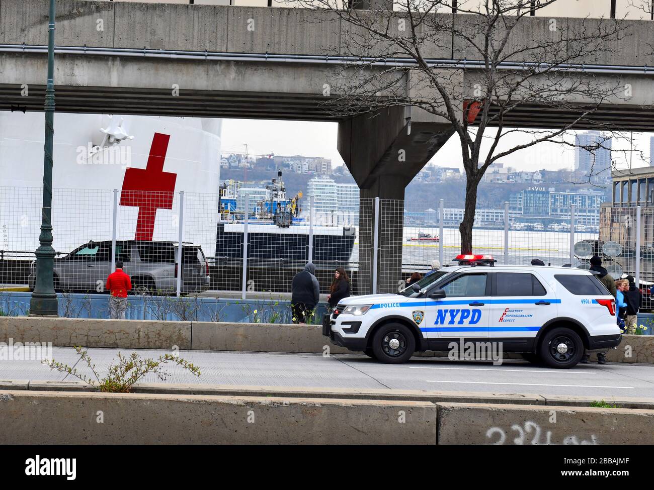 Das U.S. Naval Hospital Ship Comfort wird als mobiles Versorgungszentrum eingesetzt, um die Belastung von Krankenhäusern in Manhattan New York zu verringern Stockfoto