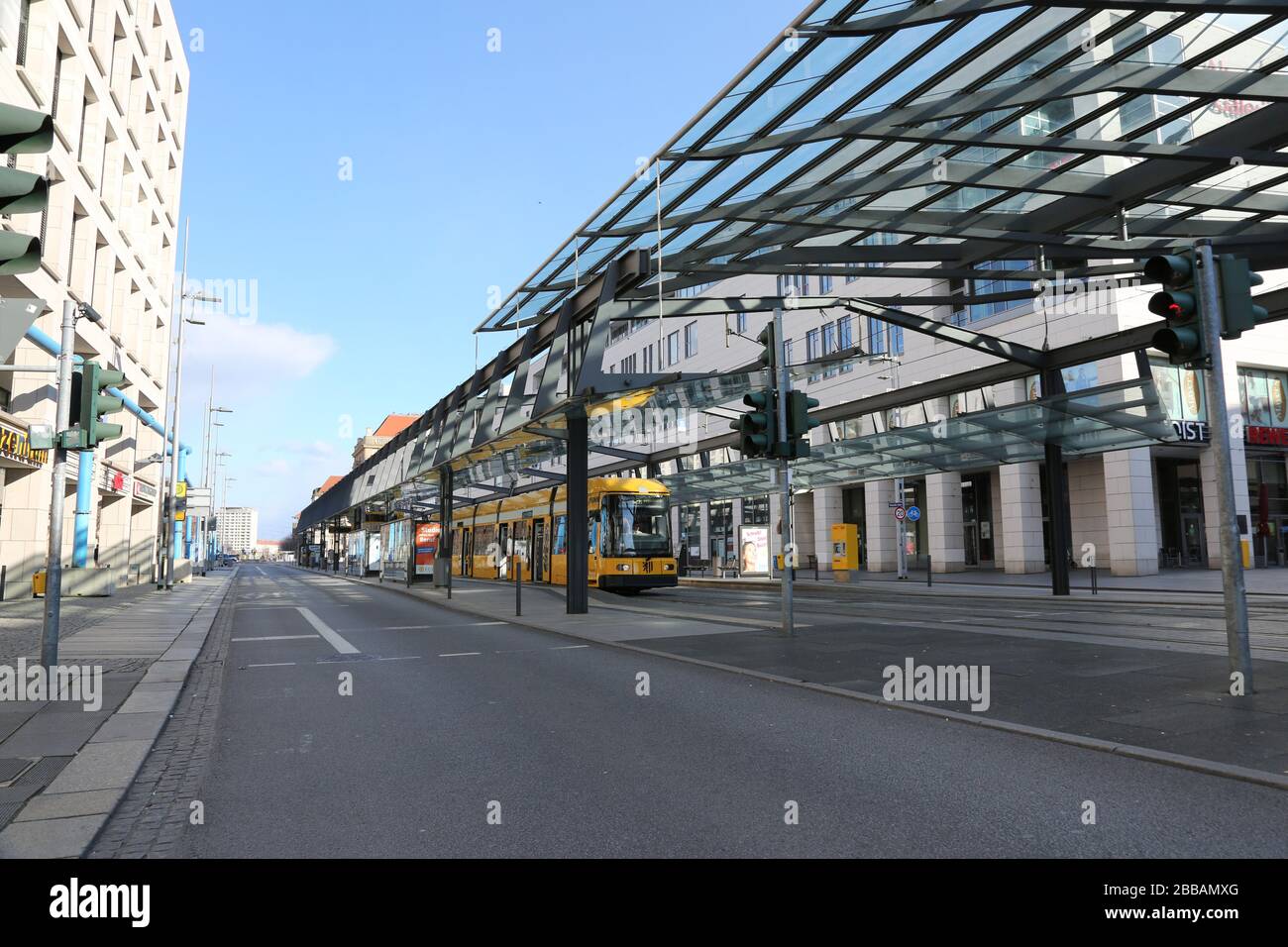 Dresden in Corona Zeiten , leere Strassen , Biergärten , Haltestellen , Strassenbahnen , Kneipen , Elbufer , Strassen Plätze, Hinweisschilder, Postpla Stockfoto