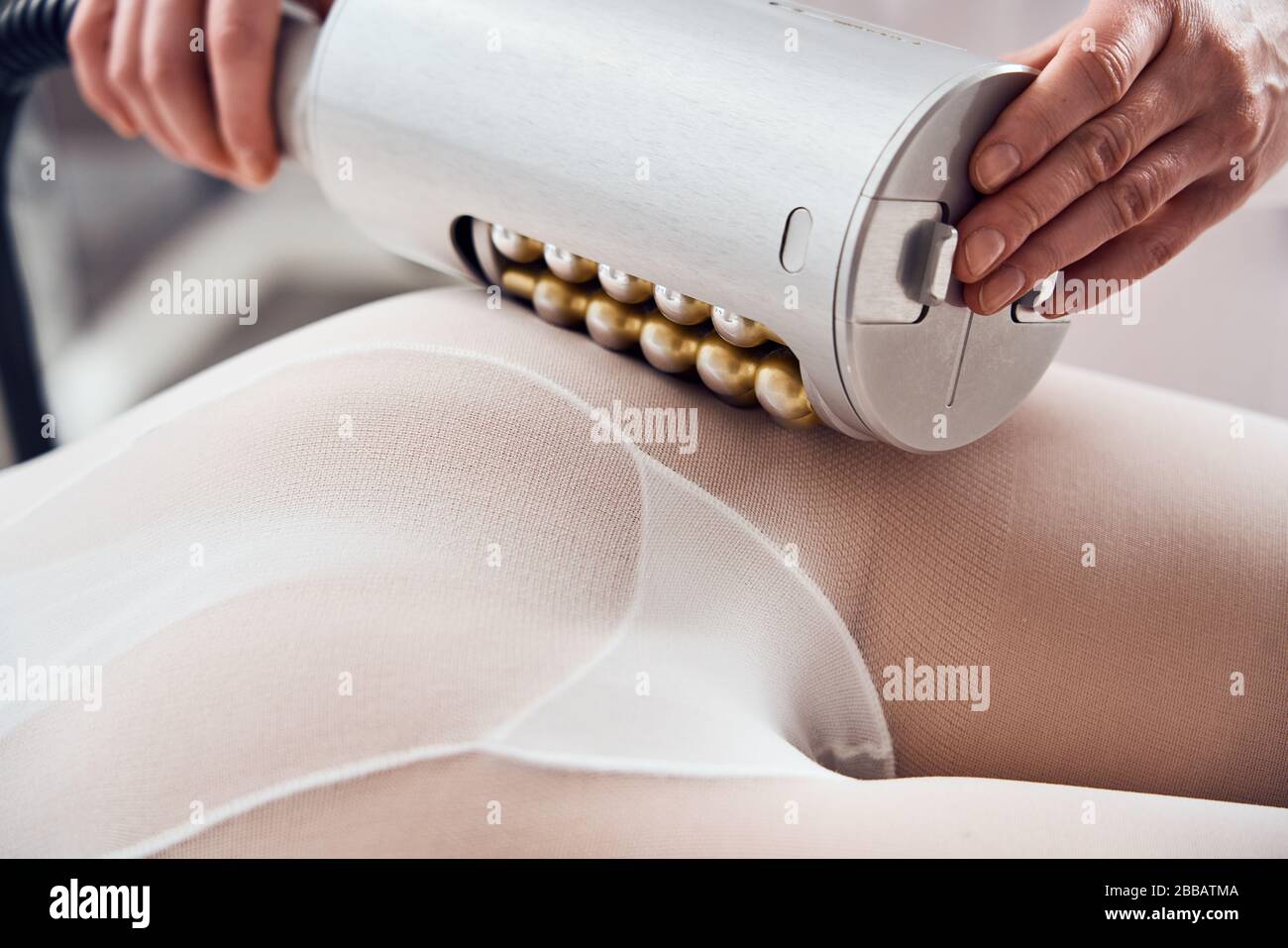 Masseur macht in der Klinik für Kosmetologie eine Anti-Zellulite-Massage Stockfoto