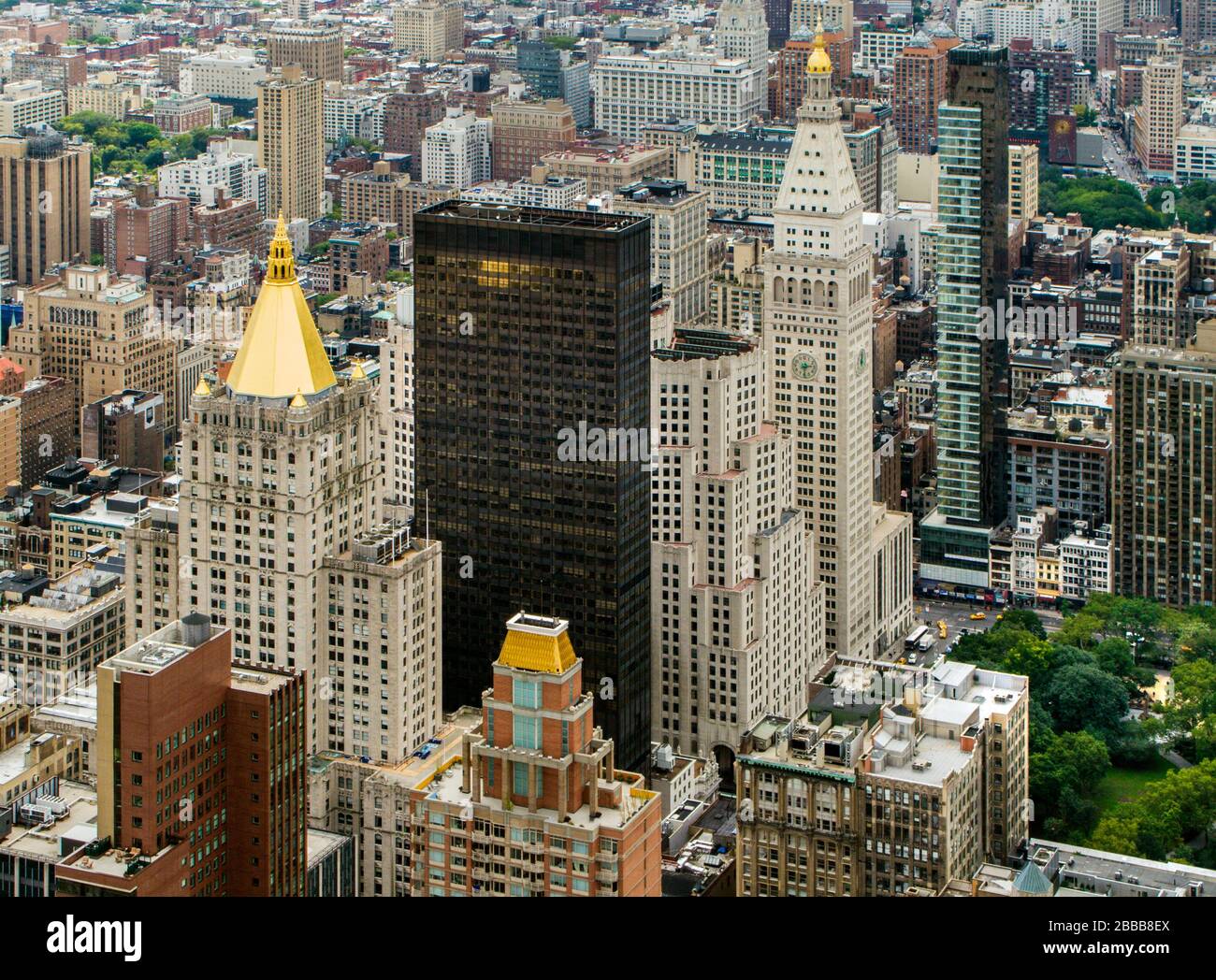 Blick vom Empire State Building der New Yorker Lebensversicherungspyramide (links) und dem Metropolitan Life Inc. Gebäude (rechts), New York, NY USA Stockfoto