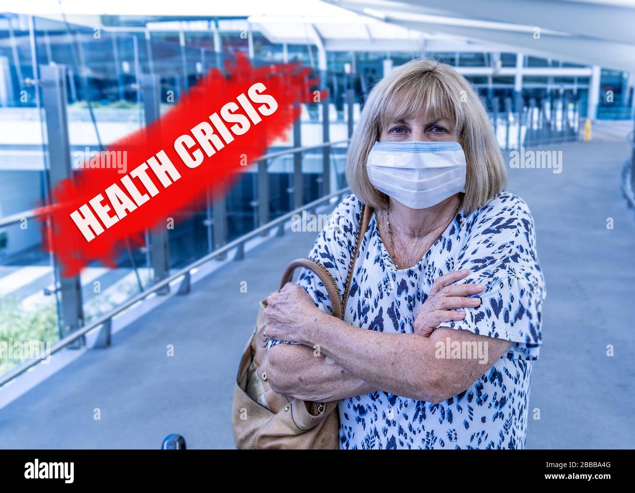 COVID-19-Pandemie. Leitender Reisender mit Gesichtsmaske, der von Flugannullierung und Grenzbeschränkungen betroffen ist, mit Wort "Gesundheitskrise" in r Stockfoto