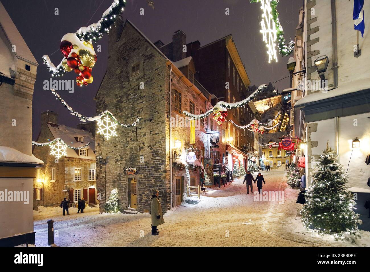 Nachtaufnahme der Rue sous le Fort während der Weihnachtszeit. Die Unterstadt der Altstadt von Quebec, Quebec, Quebec, Kanada Stockfoto