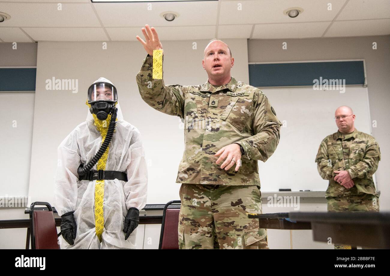 Mitglieder des WVNG-Battalion (WVNG) der West Virginia National Guard (Chemical, Biological, Radiological, Nuclear and High Yield explosive (CBRNE), des 35th Civil Support Team (CST) und des 35ten CBRN Enhanced Response Force Package (CERFP) bieten Mitgliedern von First Responder Agencies aus Kentucky und West Virginia praktische Anweisungen zur persönlichen Schutzausrüstung (PSA). März 2020 in Huntington, W.Va. Die Just-in-Time-Schulung wurde durchgeführt, um Ersthelfer darüber zu informieren, wie Kreuzkontamination durch den richtigen Verschleiß, das "Donnen" und die Verfahren zum "Doffing" von PSA minimiert werden kann. (USA Stockfoto