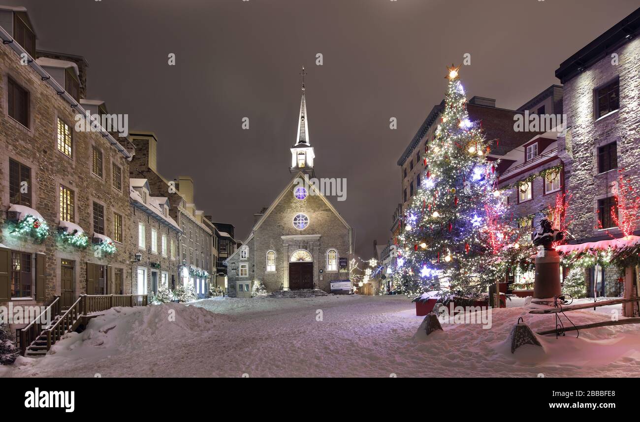 Nachtaufnahme der Place Royale und der Kirche Notre-Dame-des-Victoires in der Weihnachtszeit, in der Unterstadt, in der Altstadt von Quebec, in Quebec, Kanada Stockfoto