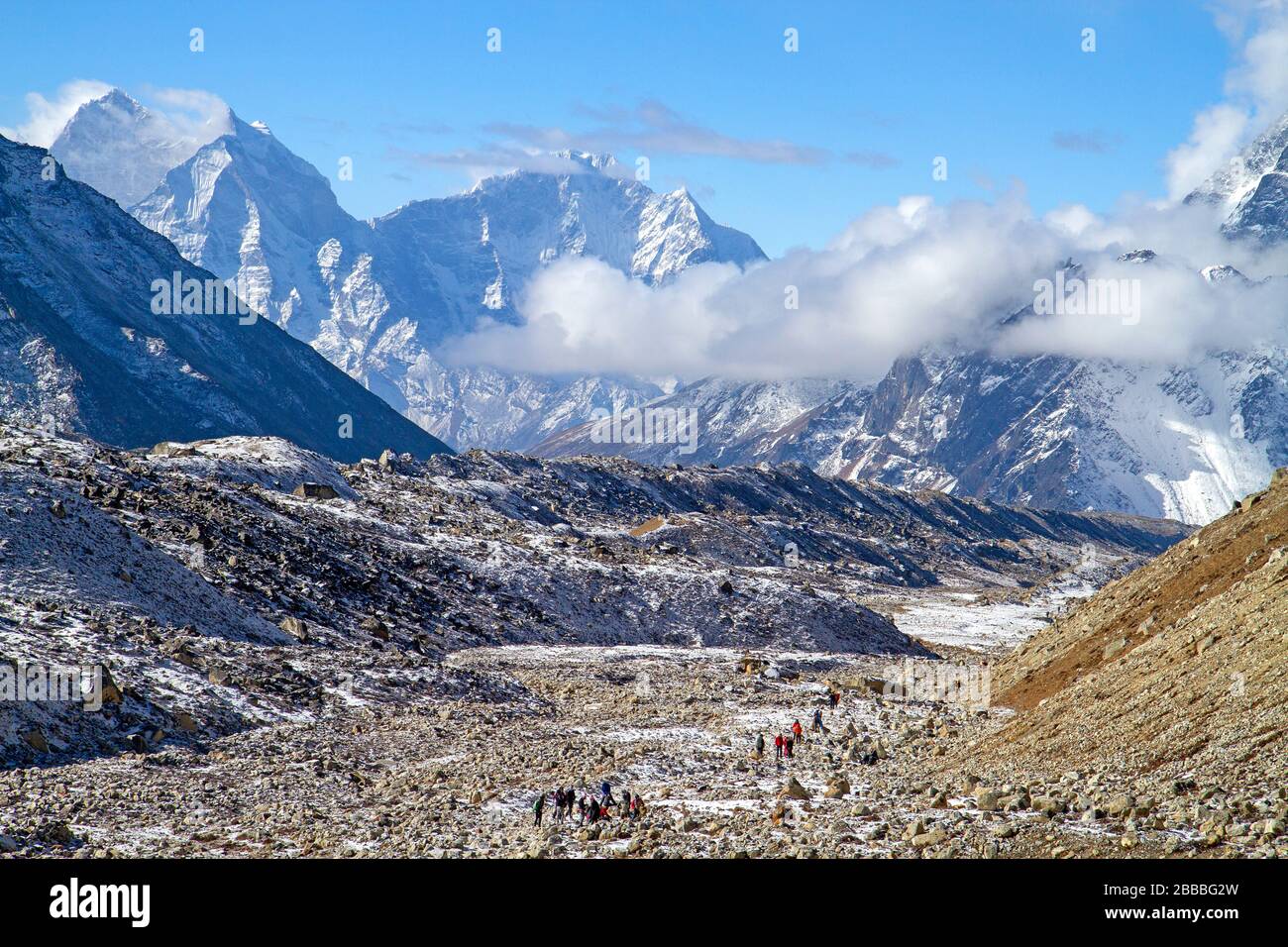Wanderer beisde den Khumbu-Gletscher auf dem Everest Base Camp Trail Stockfoto