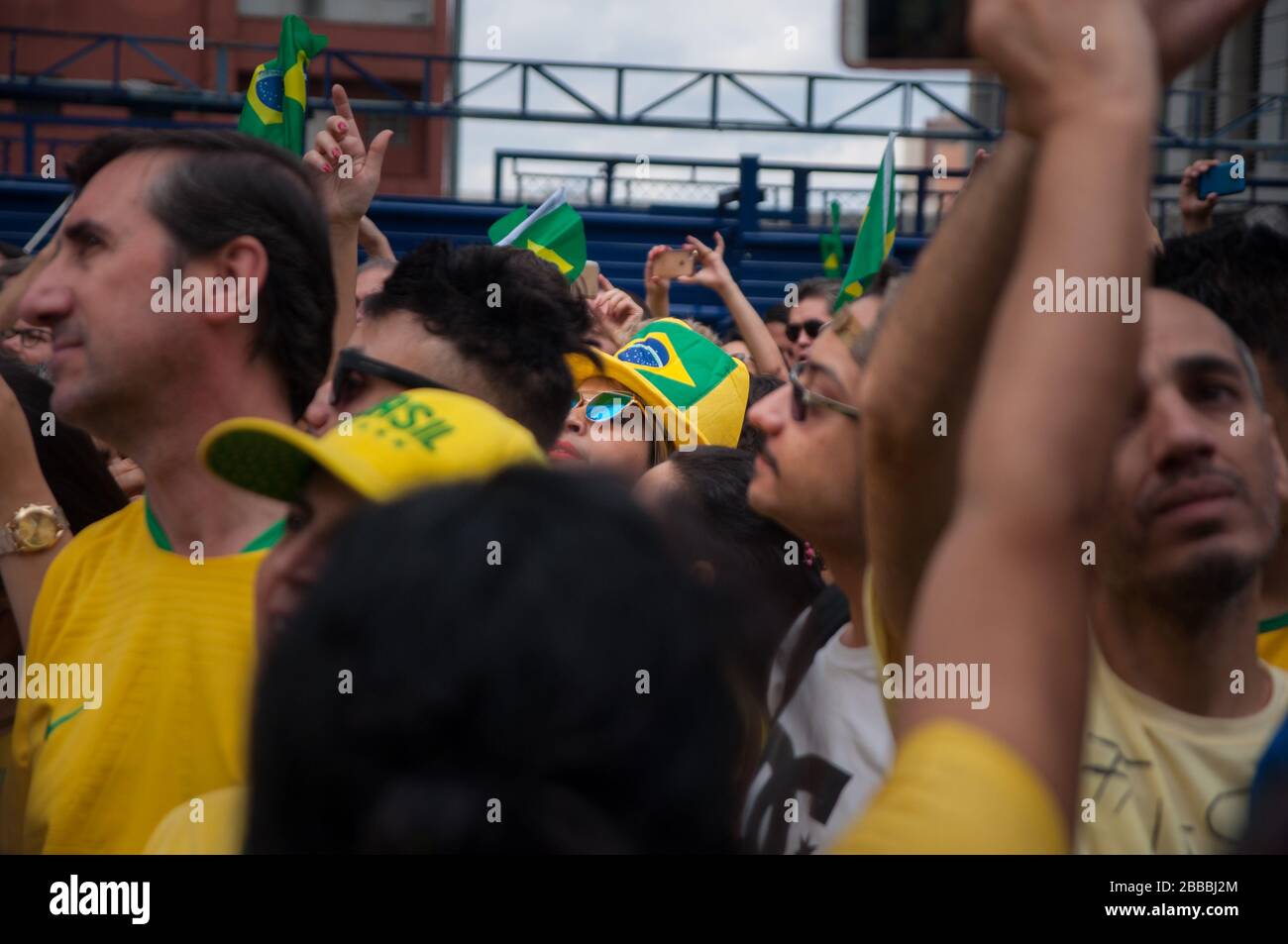 Sao Paulo, SP, Brasilien, 2018/10/21, Demonstration pro Präsidentschaftskandidat Jair Bolsonaro auf der Paulista Avenue, auf den Zehen, Demonstranten zeigen t Stockfoto