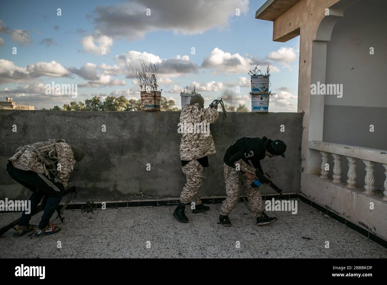 Tripolis, Libyen. März 2020. Eine von der UNO unterstützte Regierung des nationalen Abkommens (GNA) feuert bei Zusammenstößen mit der libyschen nationalen Armee (LNA) an der Ain-Zara-Front in Tripolis, Libyen, am 30. März 2020. Kredit: Amru Salahuddien/Xinhua/Alamy Live News Stockfoto