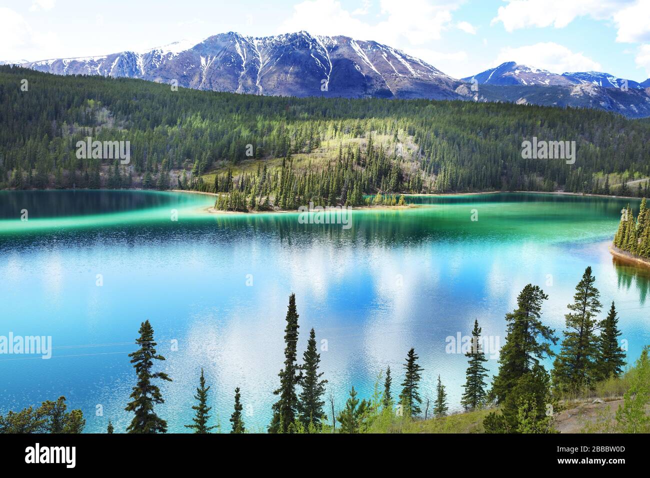 Der Smaragdsee wird aufgrund der grünen Färbung seines Wassers, die sich aus einer Mischung aus Ton und Kalziumkarbonat auf dem flachen Boden ergibt, so benannt. 12 km nördlich von Carcross, Yukon Territory, Kanada Stockfoto