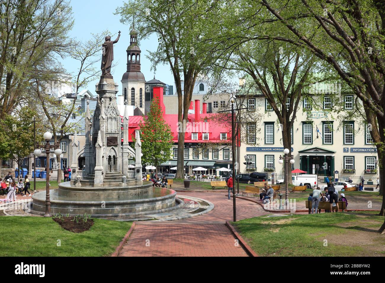Der Place d'Armes (Waffenplatz) und sein Monument de la Foi (Glaubensdenkmal) befinden sich im Herzen des alten Quebecs und umgeben von den berühmtesten historischen Gebäuden der Stadt, Provinz Quebec, Kanada Stockfoto