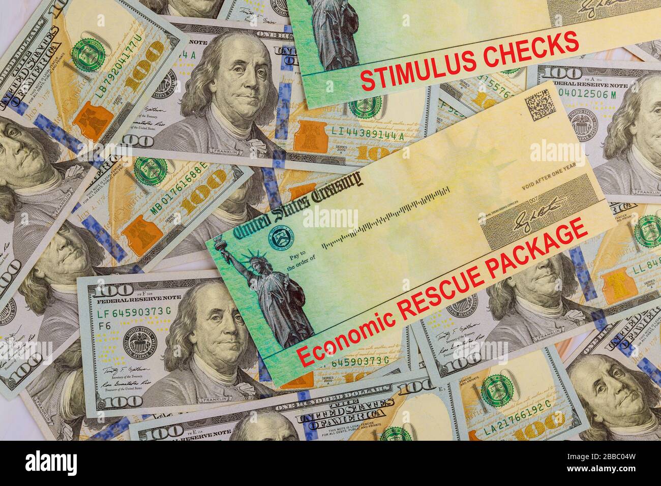 Konjunkturimpulse Bill Financial A Stimulus rechnen mit individuellen Schecks aus Regierungswährung in Höhe von 100 US-Dollar auf der amerikanischen Flagge Global Pandemie Covid 19 Lockdown Stockfoto