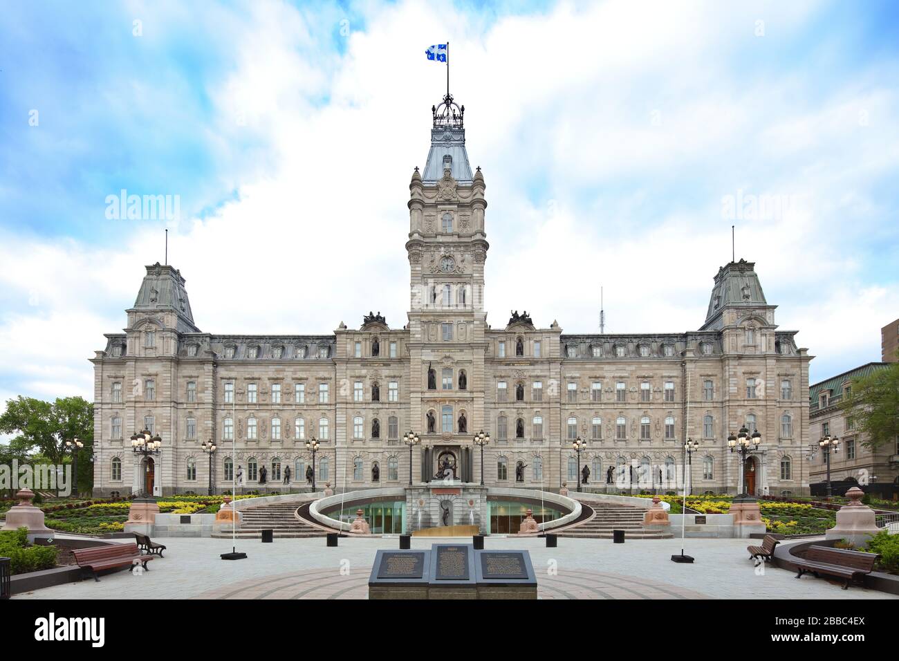 Frontfassade des Parlamentsgebäudes, in dem die Nationalversammlung von Quebec und ihre Bibliothek, Parliament Hill, Quebec City, Quebec, Kanada untergebracht sind Stockfoto
