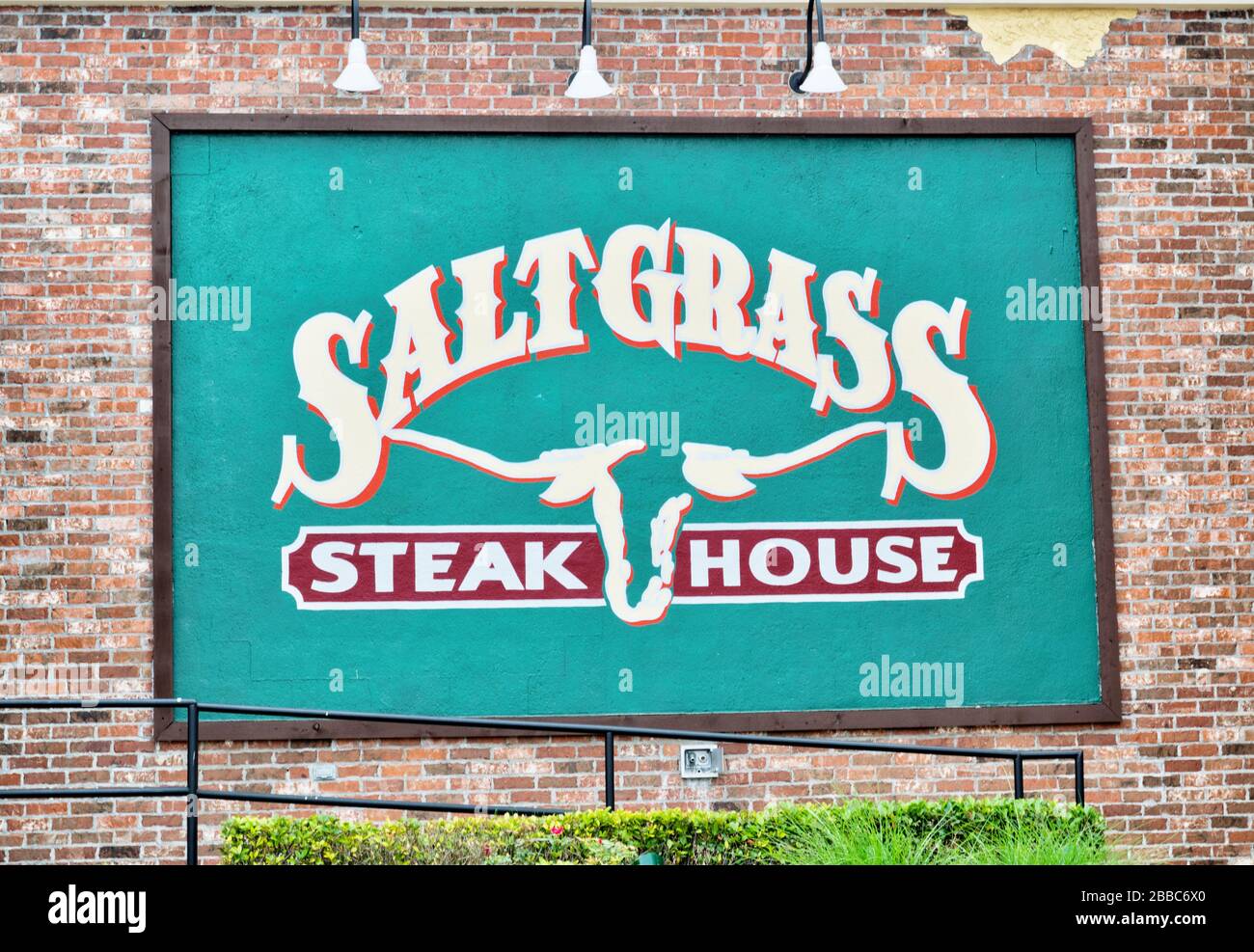 Saltgrass Steakhouse Wandschild an ihrem Gebäude in Houston, TX. Historisches amerikanisches Restaurant mit Steaks, Huhn und Meeresfrüchten in rustikalem Ambiente. Stockfoto