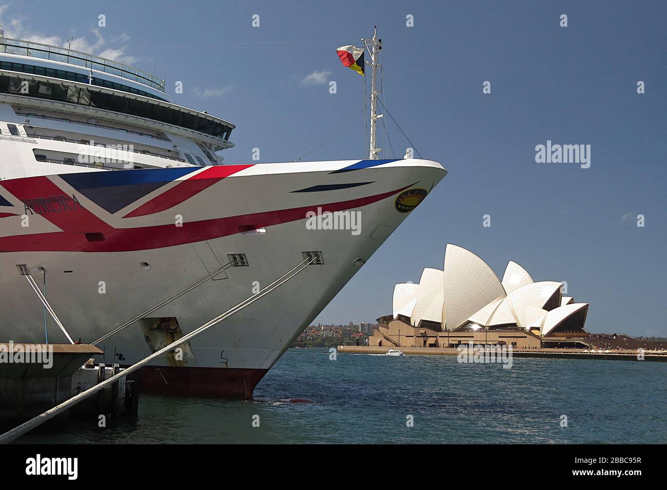 Kreuzfahrtschiff am dock im hintergrund -Fotos und -Bildmaterial in hoher  Auflösung – Alamy