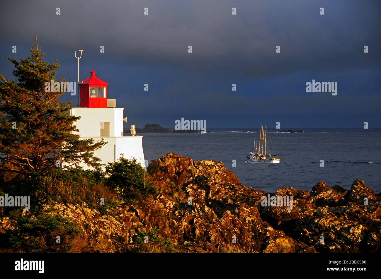 BC, Vanouver Island, Amphitrite Light, Fischerboot Stockfoto