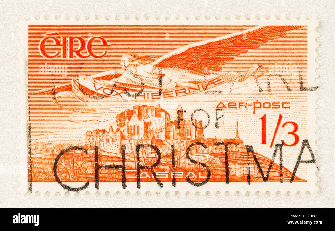 SEATTLE WASHINGTON - 29. März 2020: Nahaufnahme von 1954 Briefmarke für Luftpost aus Irland, mit Angel Victor über Rock of Cashel, Irland. Stockfoto