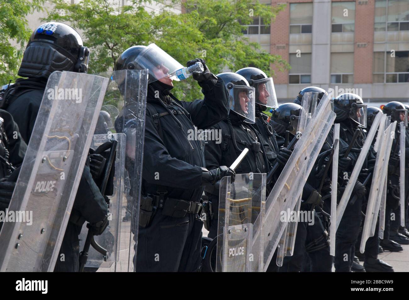Riot Police eine Pause auf der Toronto Polizeistation (52 Division) am 25. Juni 2010 in Toronto, Kanada. Stockfoto