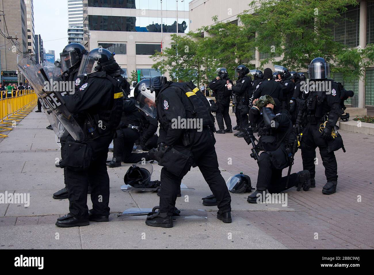 Bereitschaftspolizei, die Gasmaske auf der Toronto Police Station (52 Division) aufstellt Stockfoto