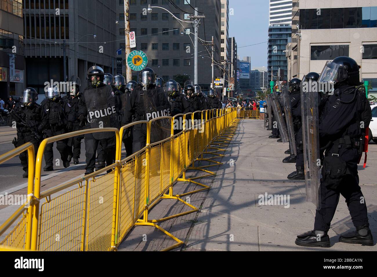 Riot Police schränkt Protestierende Bewegung weg vom G20-Gipfel in der Toronto Police Station (52 Division) Stockfoto