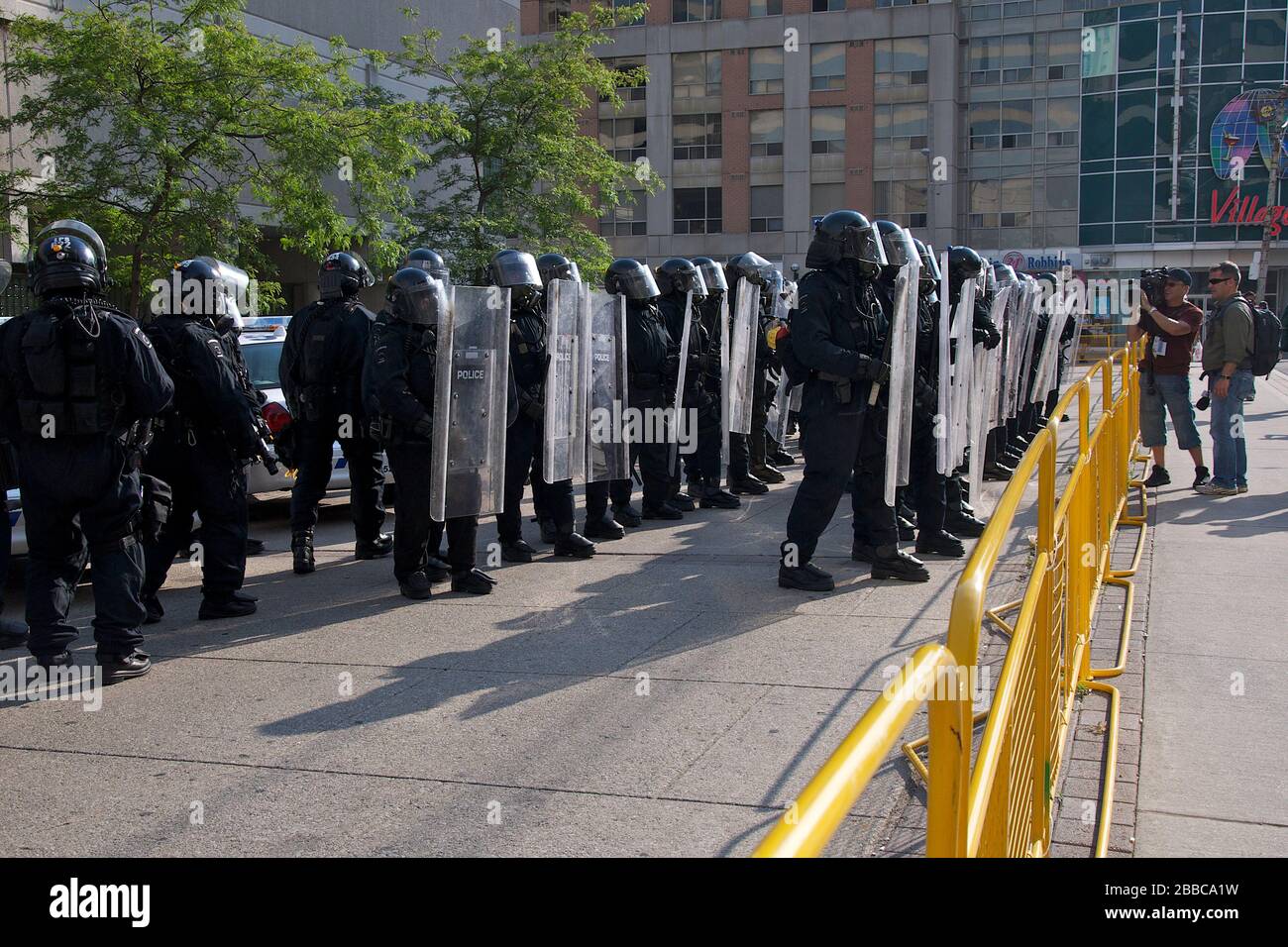Die Bereitschaftspolizei schränkt die Bewegung der Demonstranten vom G20-Gipfel auf der Toronto Police Station (52 Division) am Juni ein Stockfoto