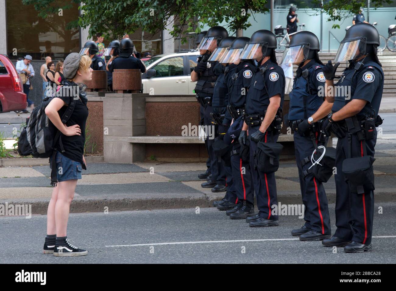 Rioter konfrontiert mit den Bereitschaftspolizen bei einem Protest vor dem G20-Gipfel Stockfoto