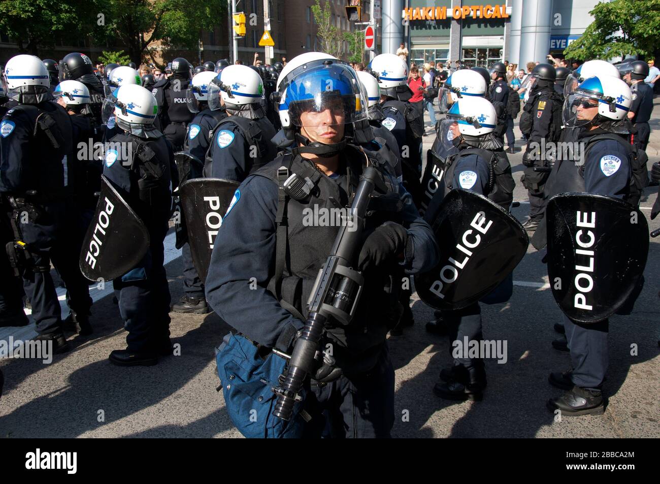 Bereitschaftspolizei in vollem Gang, um Tausende von Aktivisten zu kontrollieren, die in einem Protest vor der University Avenue entlang marschieren Stockfoto