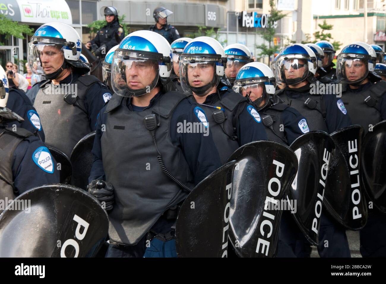 Riot-Politik mit vollem Gang, um Tausende von Aktivisten zu kontrollieren, die in einem Protest vor der University Avenue marschieren Stockfoto