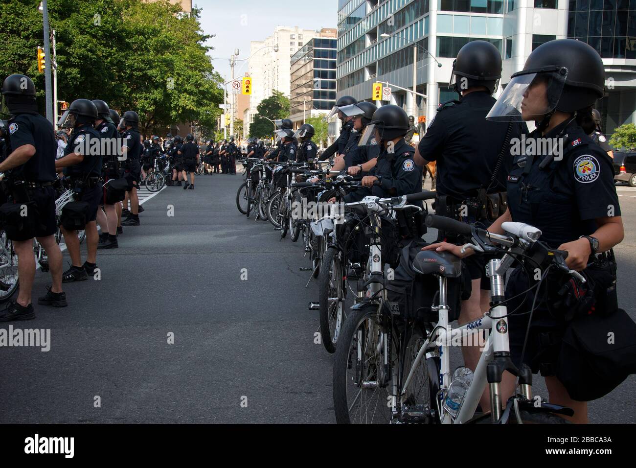 Die Polizei benutzte Fahrräder, um Tausende von Aktivisten zu kontrollieren, die in einem Protest vor der entlang der University Avenue marschierten Stockfoto