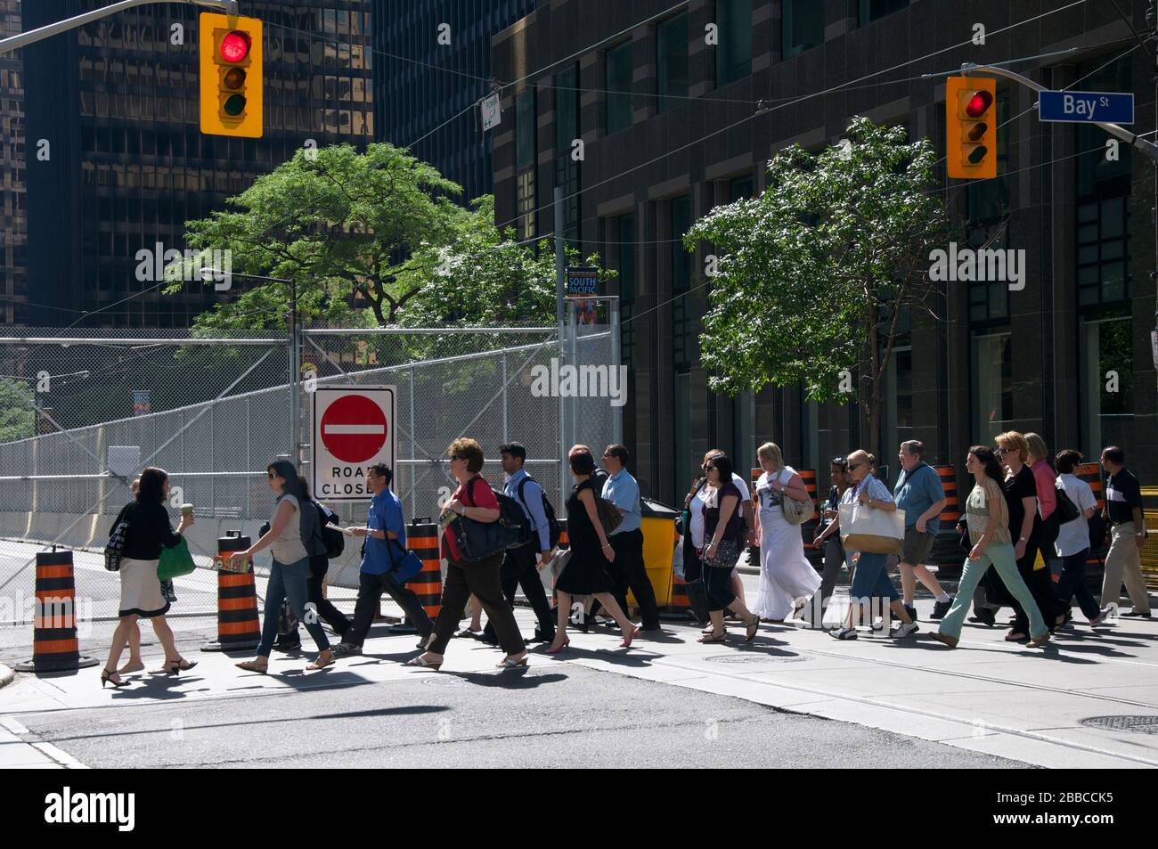Fußgänger gehen durch offene Sicherheitsbarrieren, die in der Innenstadt von Toronto für den G20-Gipfel errichtet wurden. Stockfoto