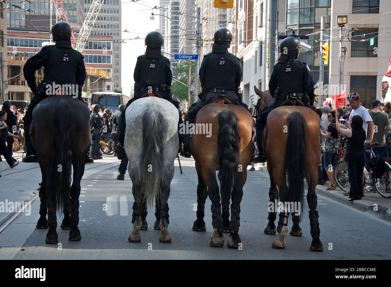 Polieren Sie Pferde mit Visieren in der Innenstadt von Toronto für den G20-Gipfel. Stockfoto