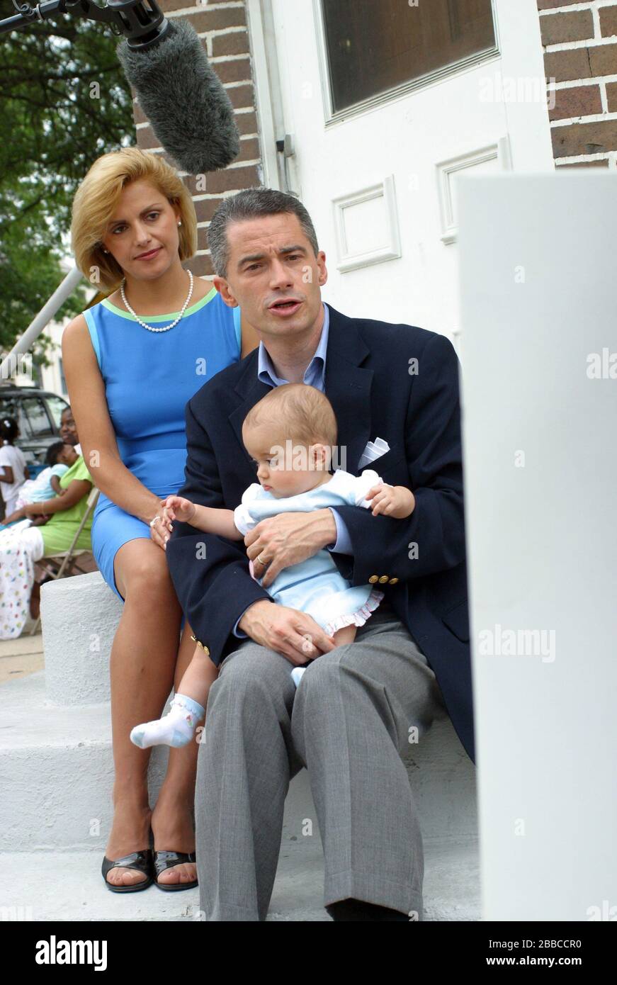 Reg. James McGreevey, Frau Dina Matos McGreevey und Tochter Morag fotografierten während der Dreharbeiten zu einer öffentlichen Fernsehansage in Trenton, NJ. August 2003. Kredit: Scott Weiner / MediaPunch Stockfoto