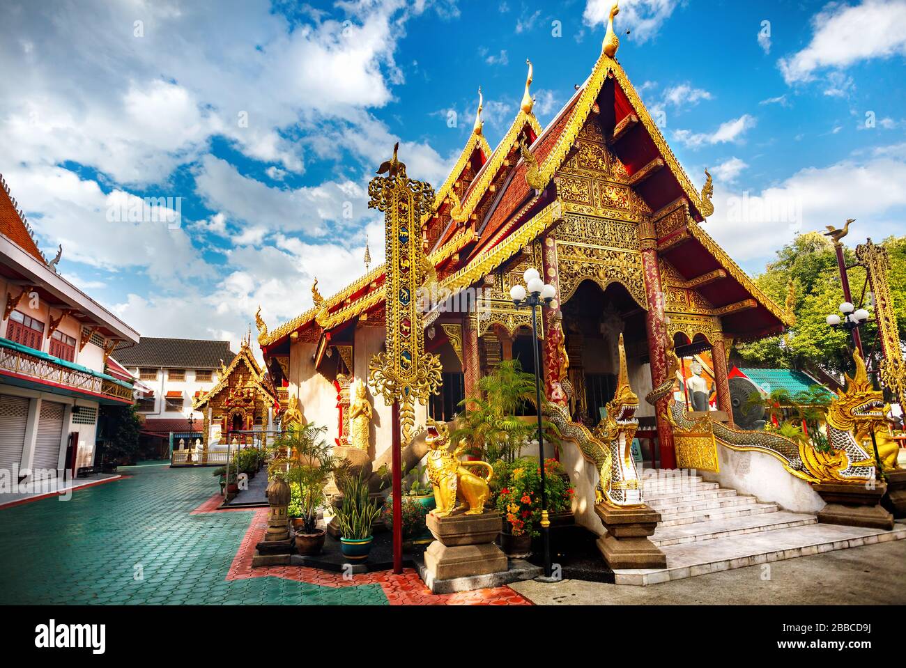Goldene Pagode mit Drachen in buddhistischen Kloster von Chiang Rai, Thailand Stockfoto