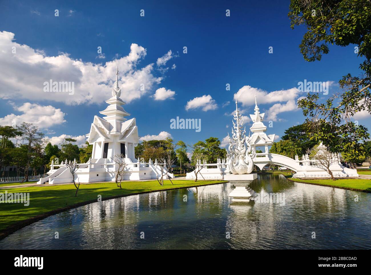 Wat Rong Khun The White Temple mit Teich in Chiang Rai, Thailand. Stockfoto