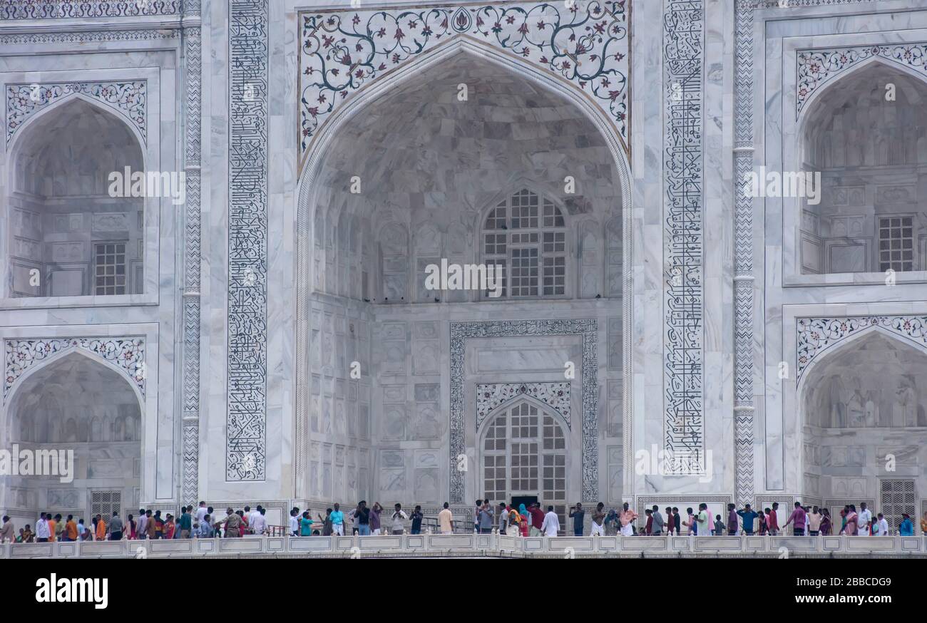 Pilger und Touristen im Taj Mahal Mausoleum, Agra, Uttar Pradesh, Indien Stockfoto
