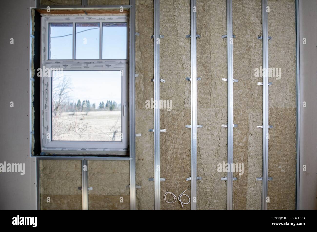 Innenausbau, Bau und Renovierung. Metallprofile, Verbindungselemente, Steinwolldämmung und Gipskartonplatten Stockfoto