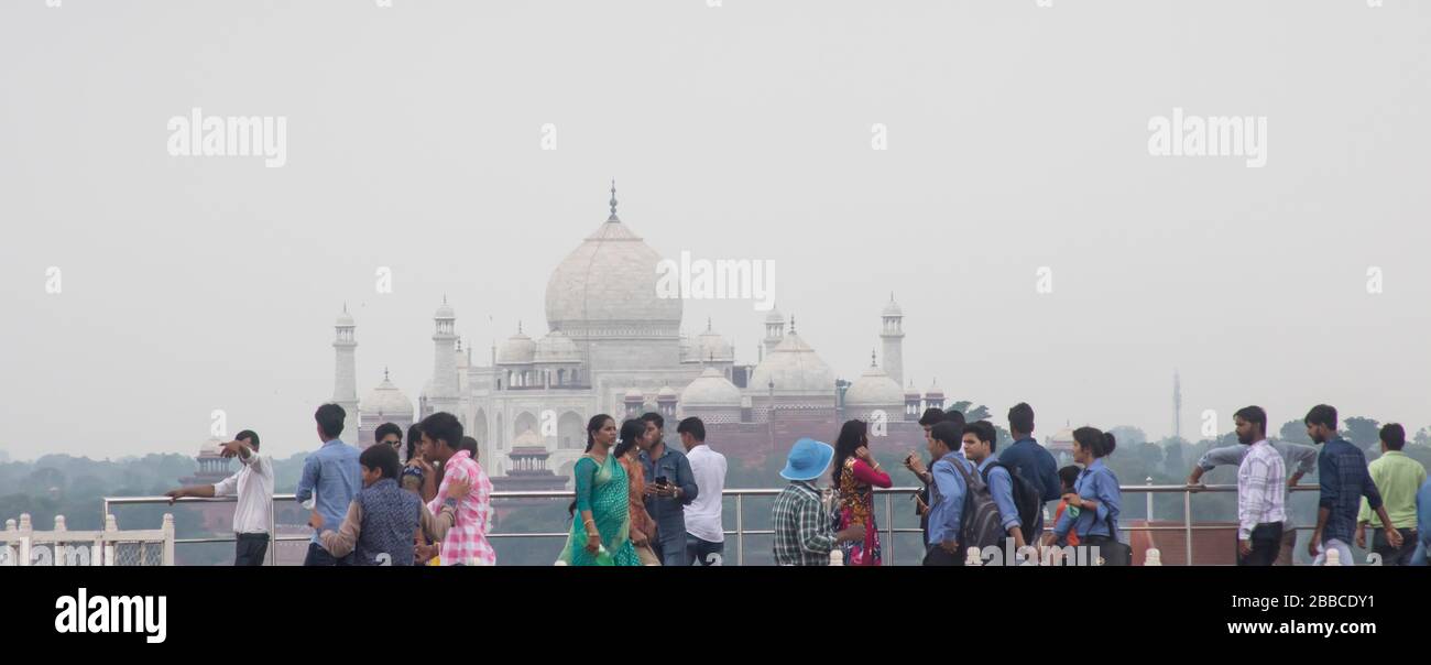 Blick auf das Taj mahal aus dem Roten Fort, Agra, Uttar Pradesh, Indien Stockfoto