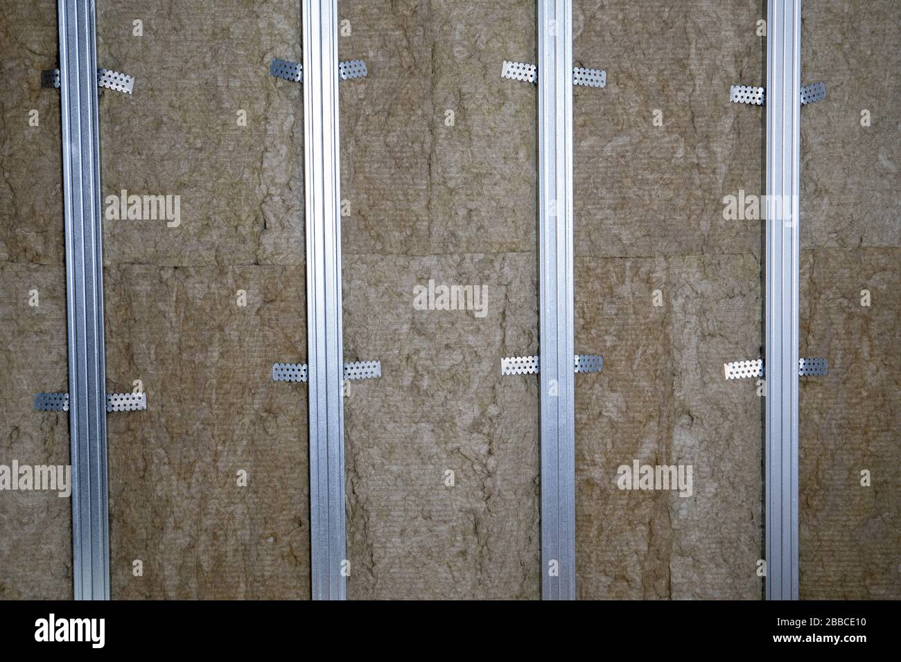 Innenausbau, Bau und Renovierung. Metallprofile und Befestigungselemente für Gipskartonplatten, Steinwolldämmung Stockfoto