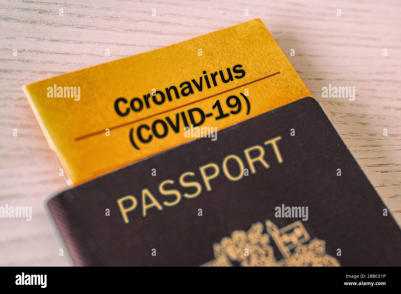 Coronavirus COVID-19 Impfnachweis im Reisepass. Reiseverbot Gesundheitsbescheinigung Corona Überprüfung von Reisenden Touristen. Schließung von Flughäfen eingeschränkte Reisen. Stockfoto